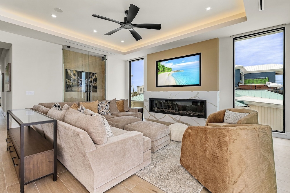 793 Shoreline Estate: 6bd/6br, Luxurious Pool Home On The Water! 6 Bedroom Home