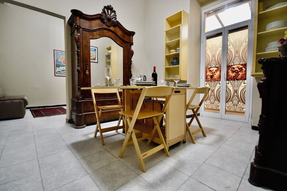 De Angelis Central House