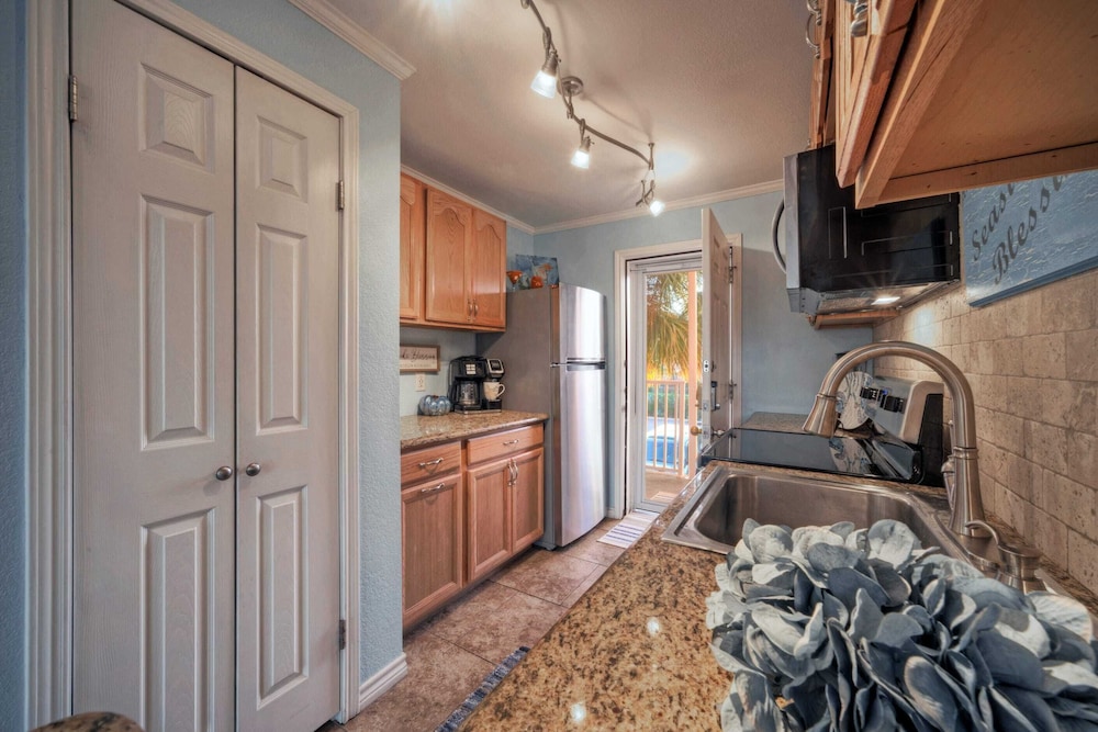 2 Condos in Beachfront Complex Pool, Pickleball+tennis Court, Beach Boardwalk