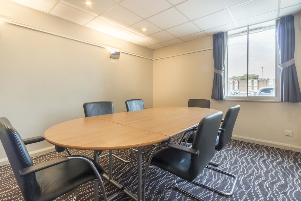 West Drayton Vacations - Thistle London Heathrow Terminal 5 - Property Image 6