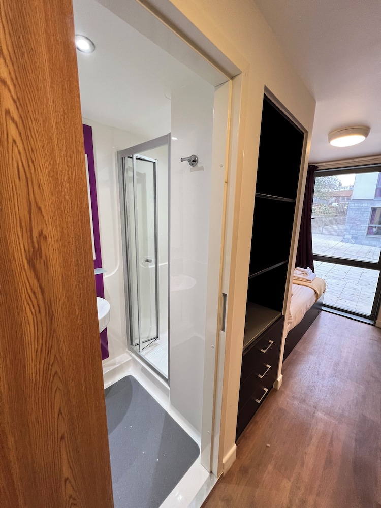 8 Bed Apartment @ Astor House by Pureserviced