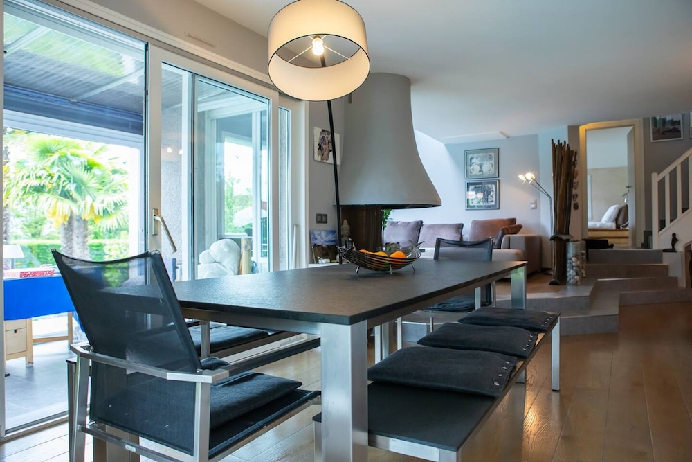 Villa au Bord du lac Avec Piscine Privee et Acces Direct au lac
