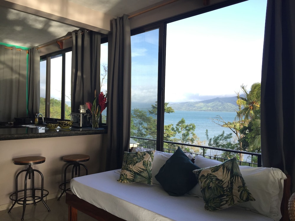 BlueBay Bugenvil Lake Lodge