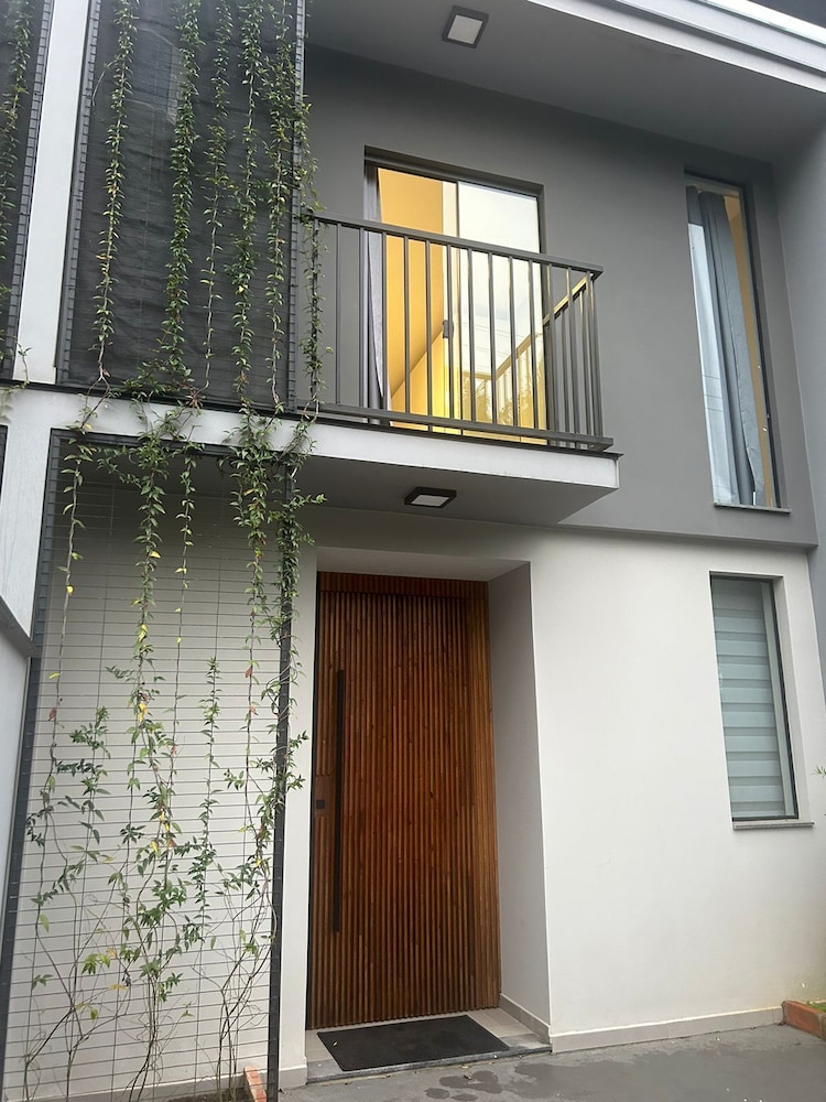 GEMINADO CASA 4 ALTO PADRÃO 3 QUARTOS