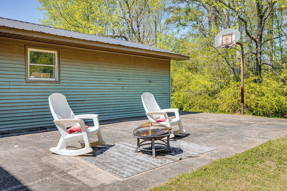 6 Mi to Scottsboro: Apt w/ Furnished Porch