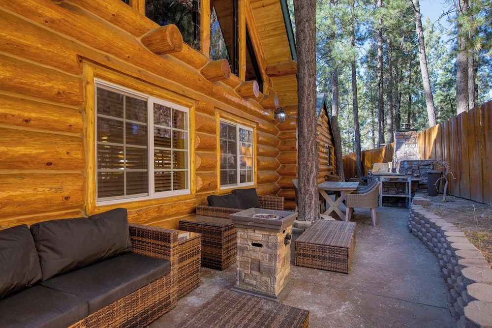 Pinetree Place by Avantstay Group Cabin w/ Hot Tub Minutes to the Lake
