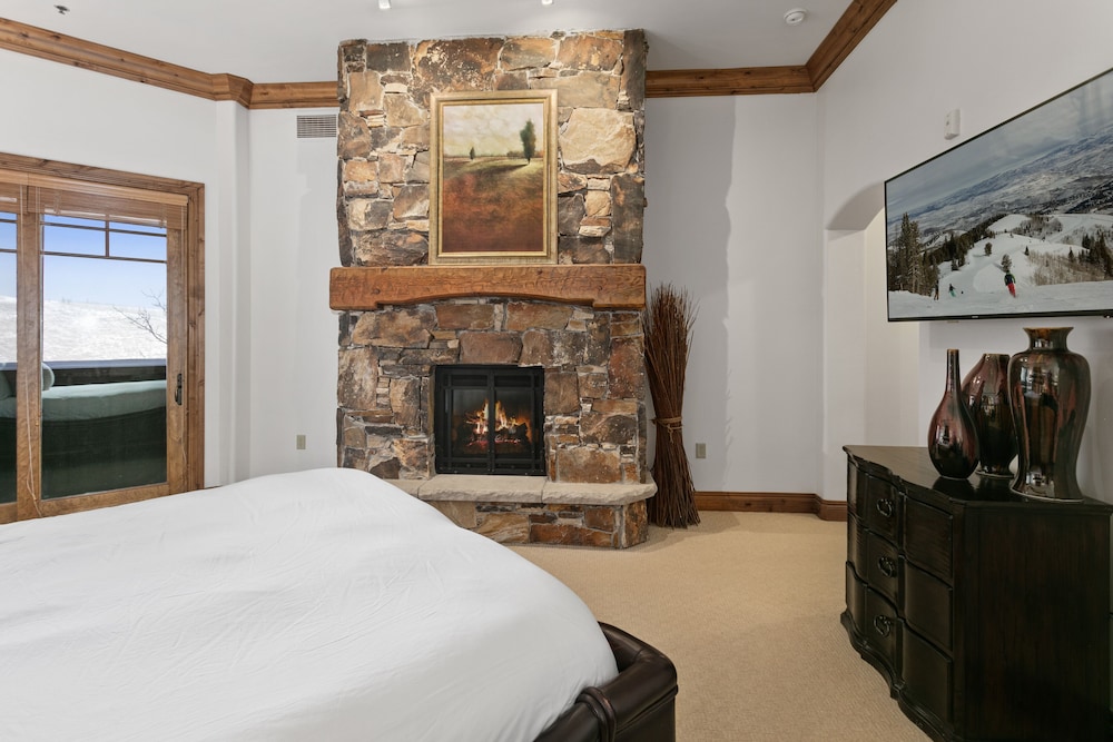 Grand Lodge - Three Bedroom #201 - Ski-in/ski-out 3 Condo