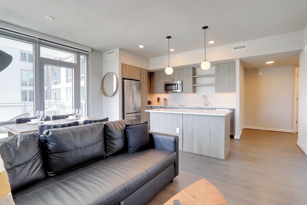 Clarendon Apt Near Subway
