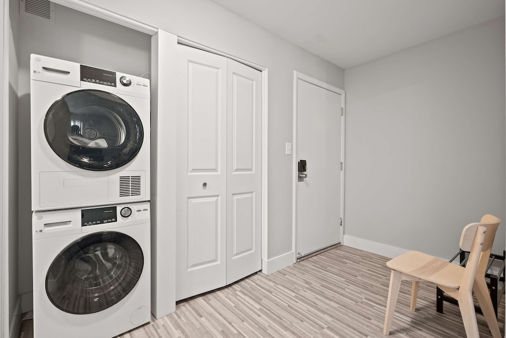 Spacious 2BR 2BA Apartment in the City