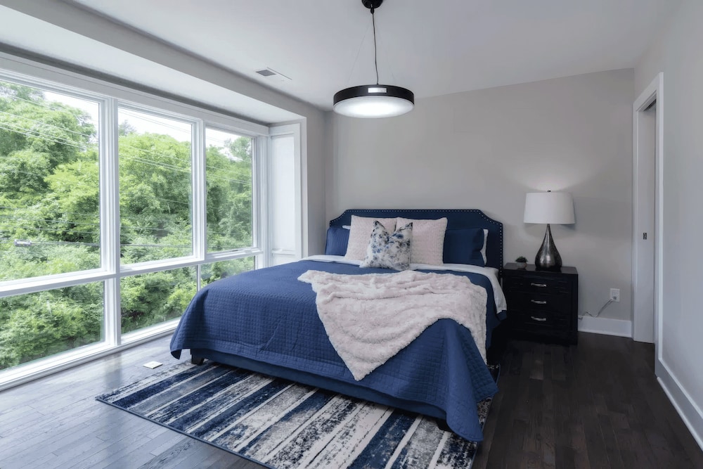 Luxe 4bdr w/ Balcony & Parking, 10 Mins to Broadway 9th Avenue by Avantstay