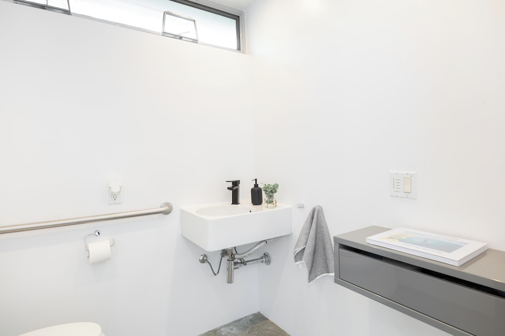 Venice View by Avantstay Walk to Venice Beach Rooftop, Ice Bath, Luxe Design