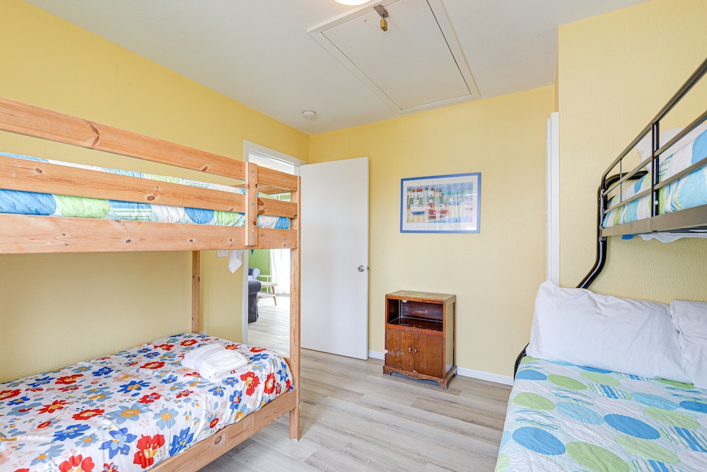 Steps to Beach: Galveston Vacation Rental! view 4