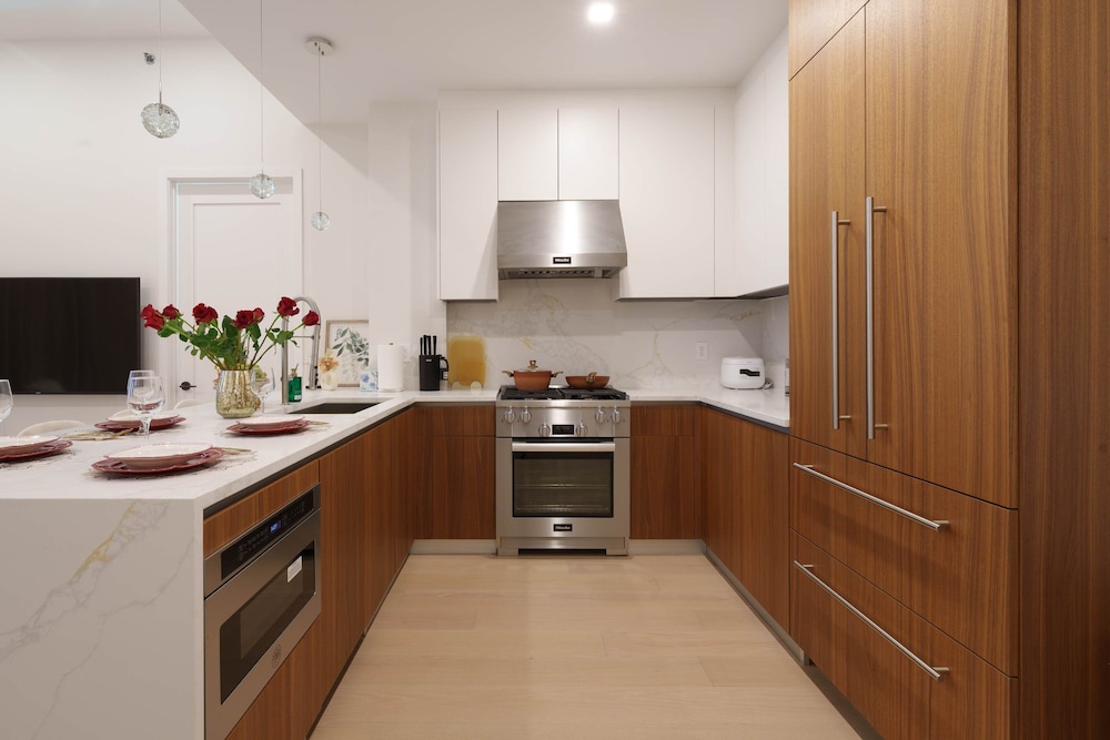 New Luxury Penthouse w Pool Gym in Flushing