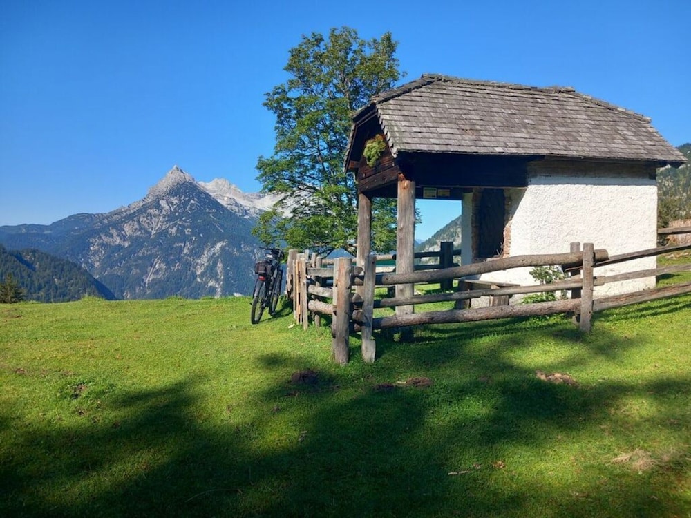 Hirschbichler Modern Retreat