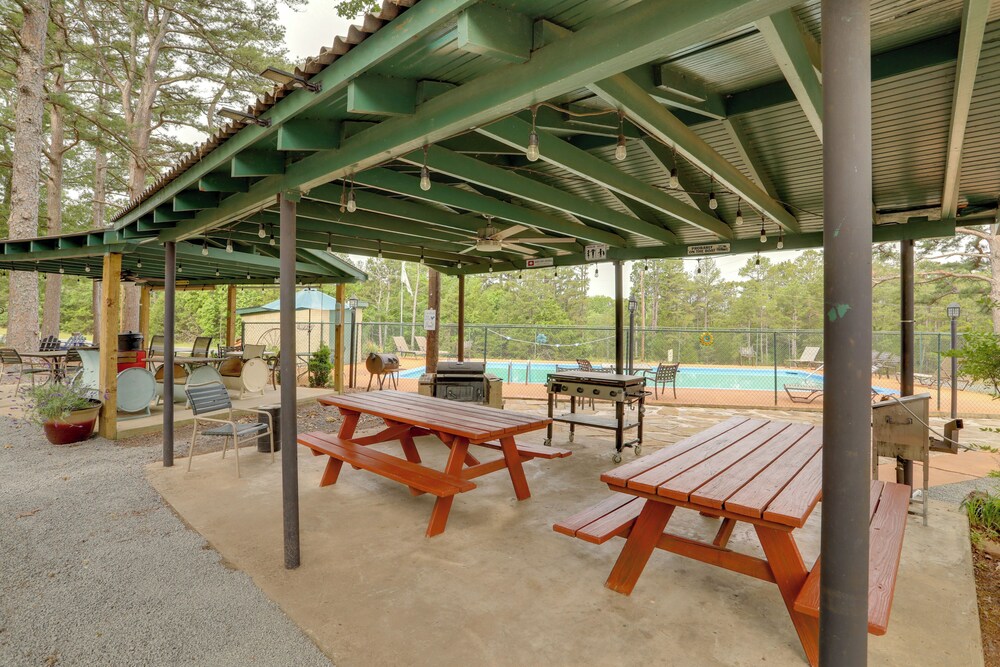 < 1 Mi to Devils Fork Recreation Area: Cozy Cabin!