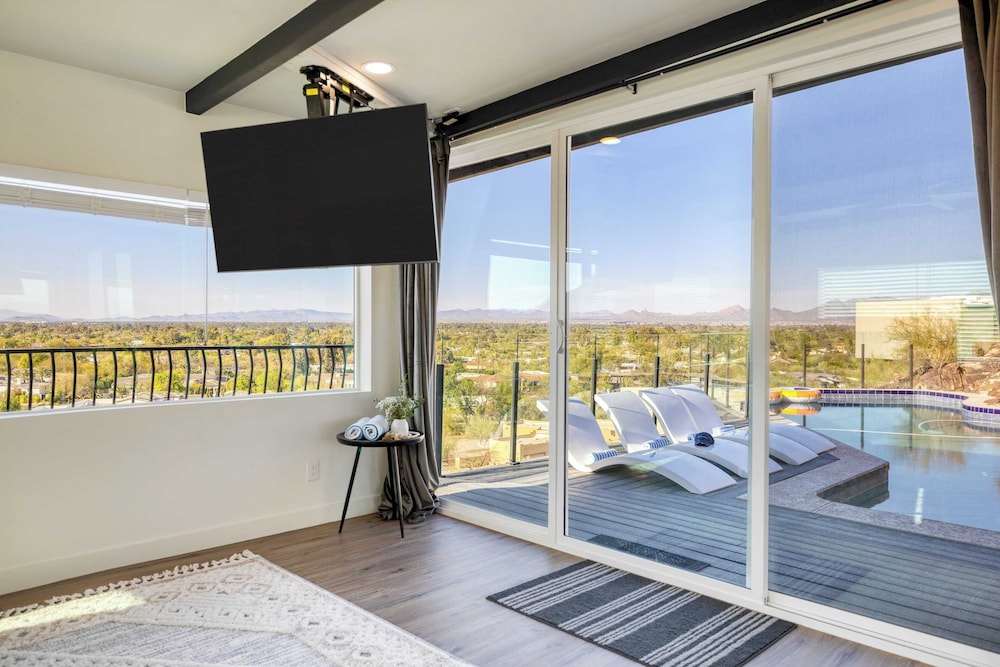 Panoramic Views, Private Pool, Patio Lounge w/ Firepit Royal Palm by Avantstay
