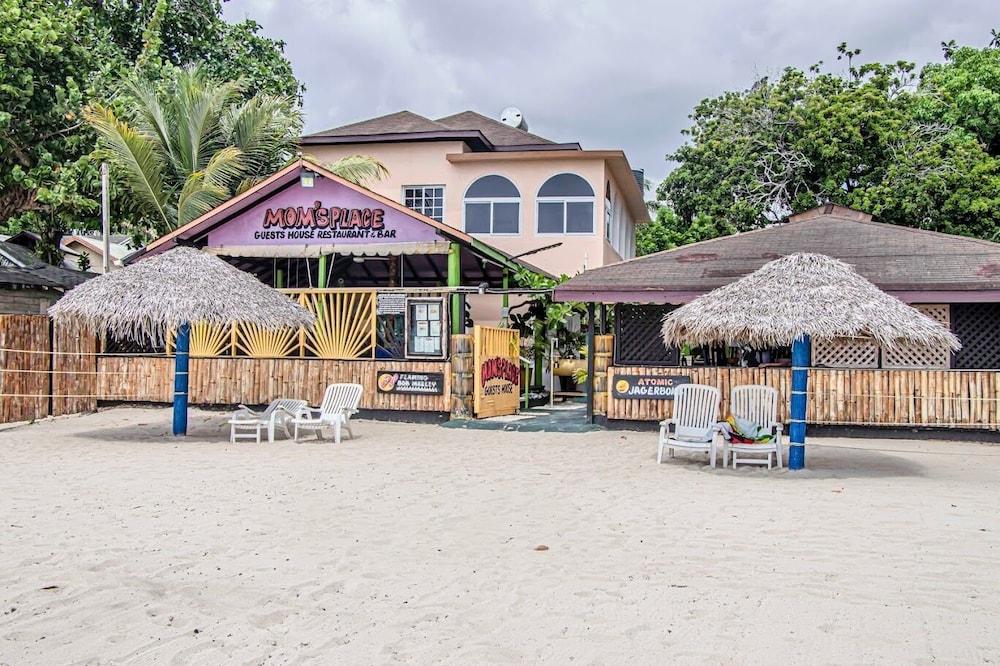 Hotel Momsplace Guesthouse - Image 1