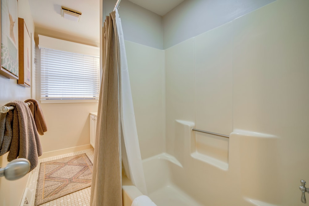 Steps to Beach: Townhome w/ Balcony in Ocean City