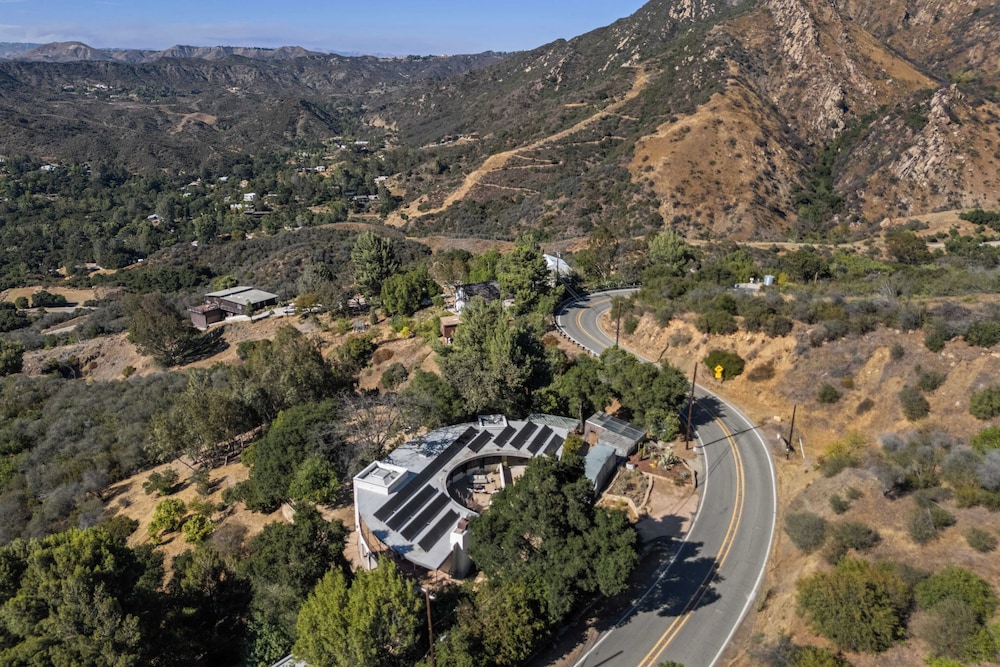 Malibu Hills Home w/ Balcony & Mountain Views Cielo Curve by Avantstay