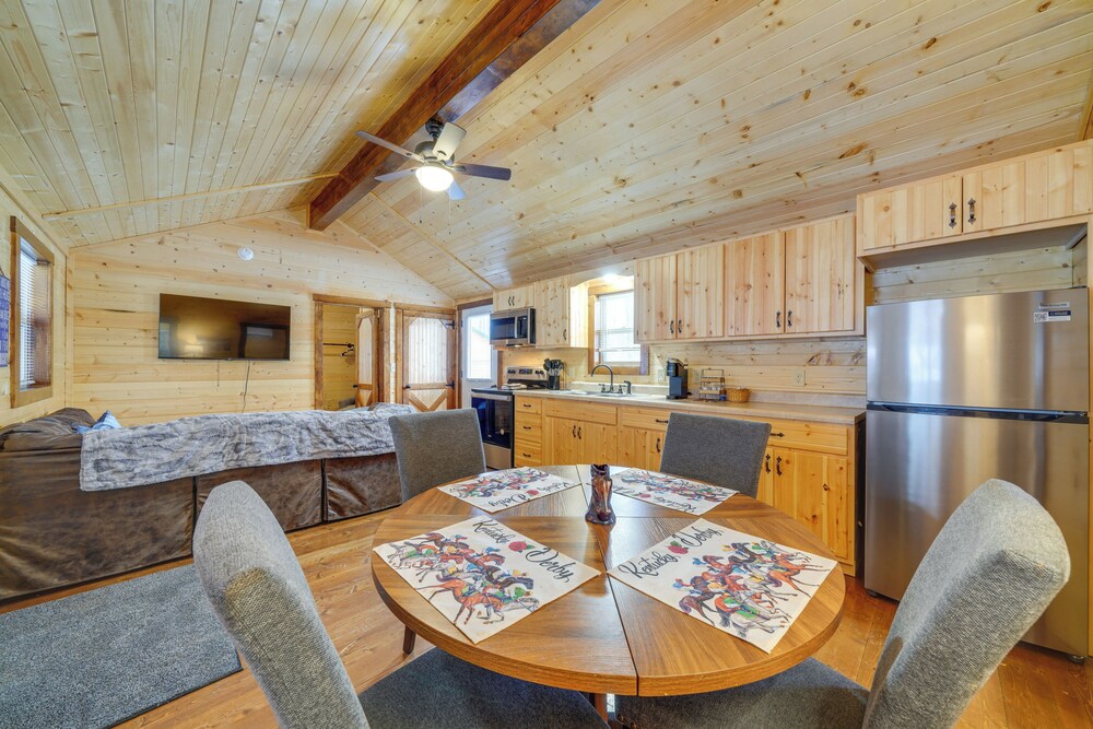 Pond-view Cabin Near Louisville on Racehorse Farm!