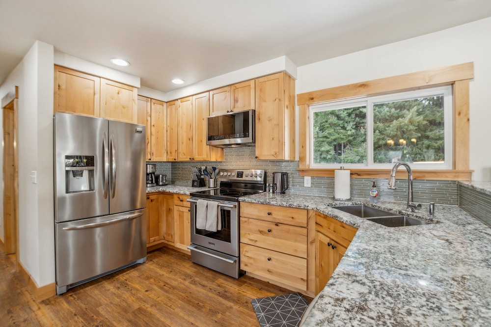 Mountain Retreat With Hot Tub, Game Room And Yard 3 Bedroom Home