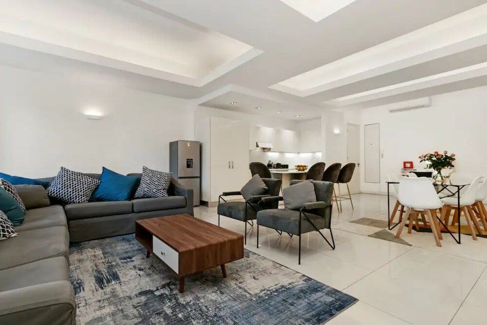 Spacious, Heritage 1 Bedroom Apartment in Cape Town view 2