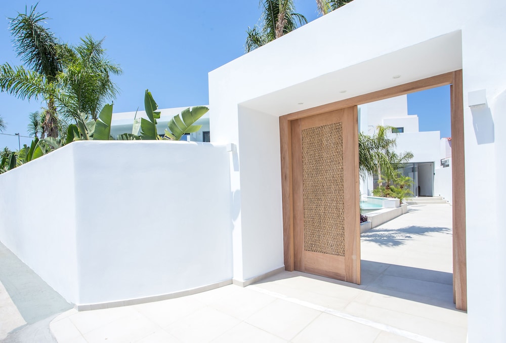 Hotel Vanik Suites - Image 1