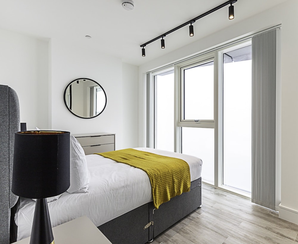 Modern Flat With City View in Acton