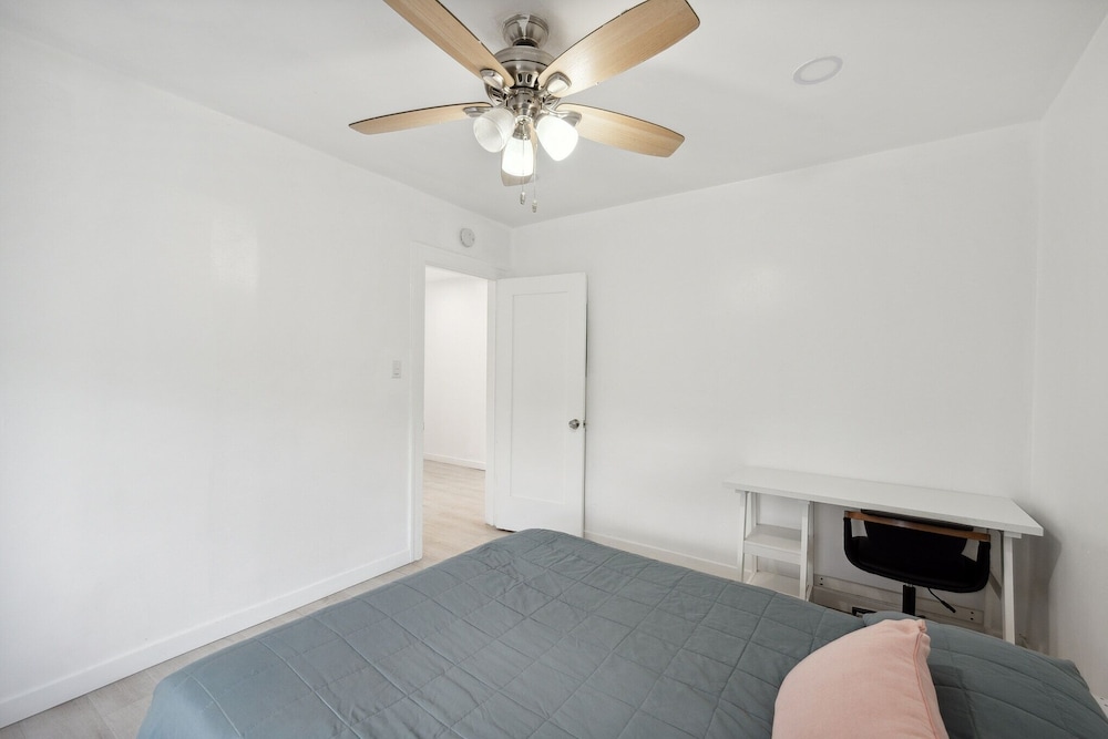 Fancy & Modern 3 Bedroom House With Private Yard, Gate 3 Home by Redawning view 5
