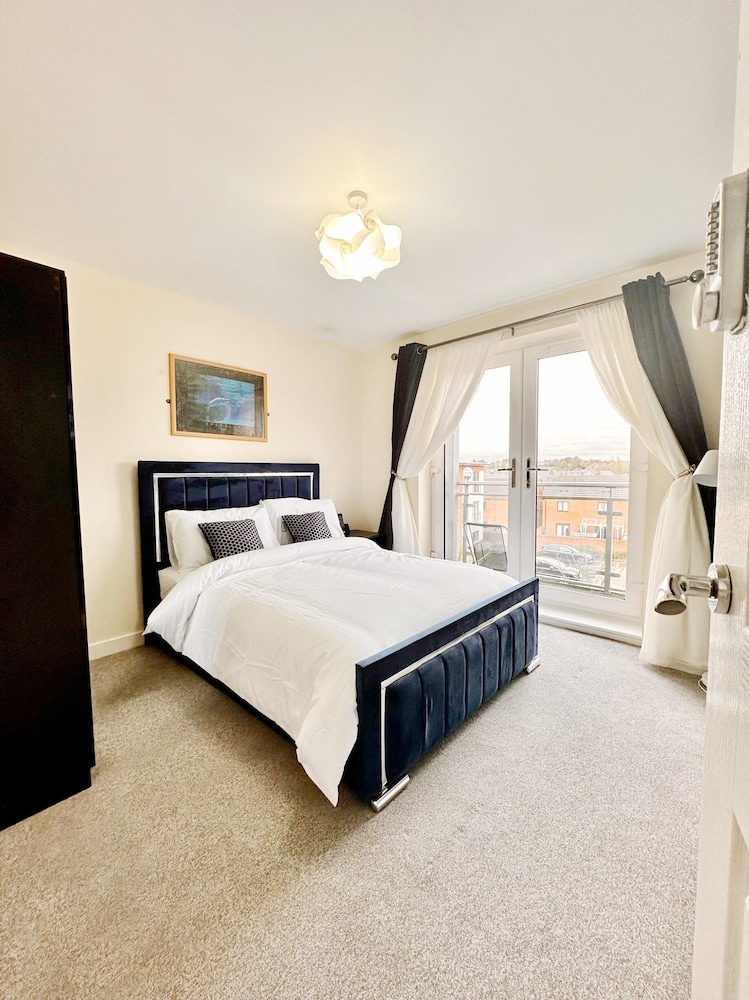 Luxury 2bed Apartment in Wolverhampton view 5