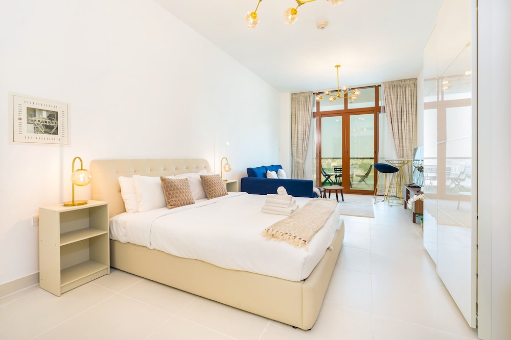 Gorgeous Studio with breath-taking Palm Views