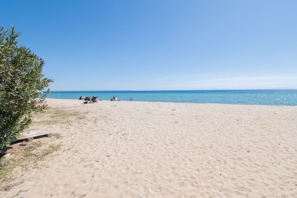 Tommy Seafront No 6 by Rentalspro - Nea Flogita