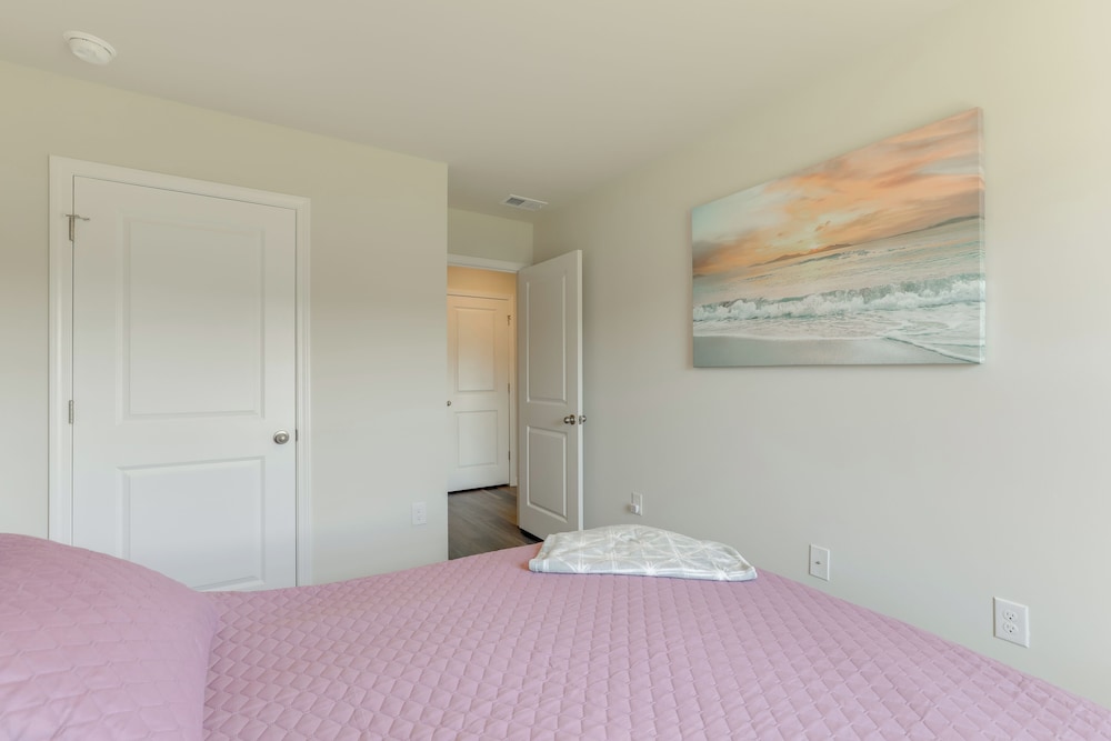 Modern Escape 2 Mi to Surfside Beach Fishing Pier