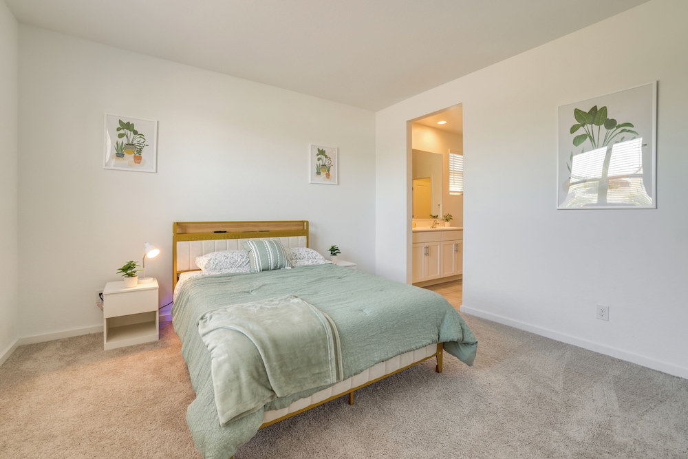 10 Mi to Downtown: Suburban Phoenix Home