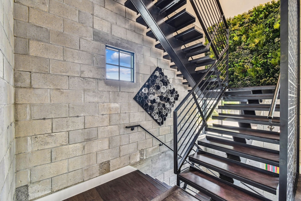 NEW The Strata Barn - Luxury Hyde Park Townhome