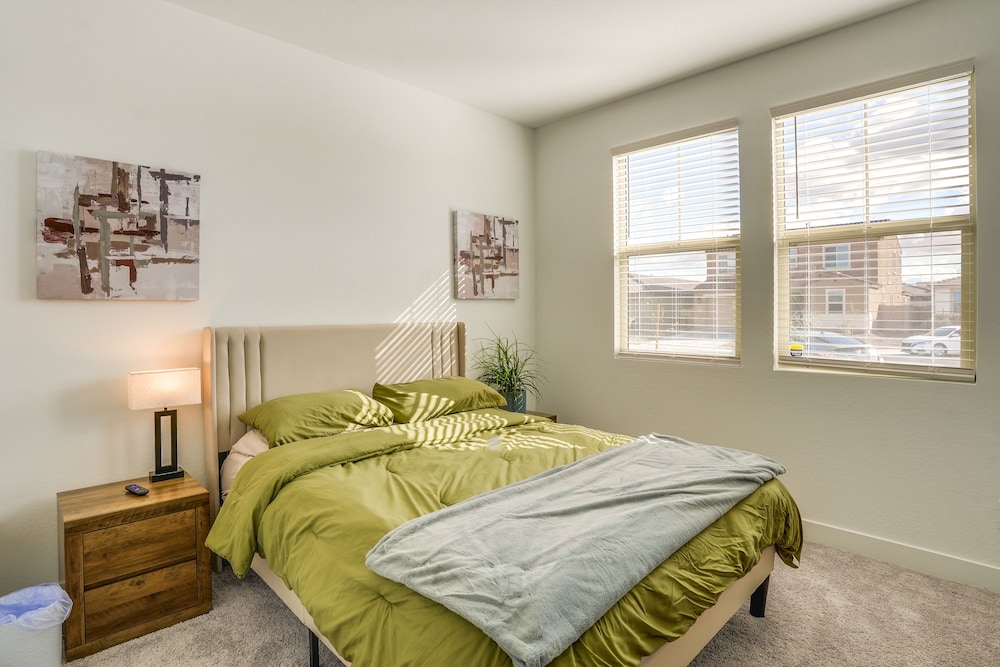 5 Mi to Westgate: Newly Built Glendale Home