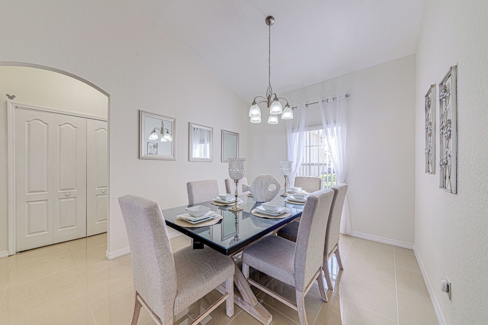 Elegant 4Br Retreat W/ Stylish Interior & Kitchen