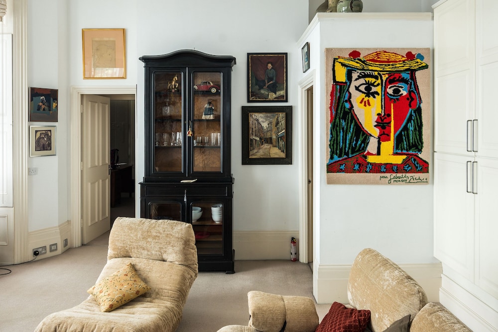 Sleek Simple & Peaceful 1Bd Flat Kensington