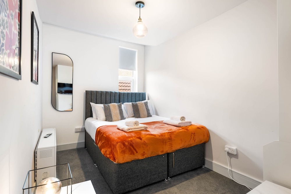 1 Bdr Modern Living in The Old Bank Hse