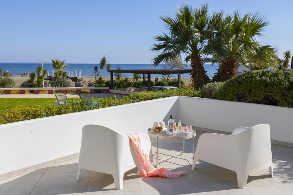 Mackenzie Castella Beachfront Suite