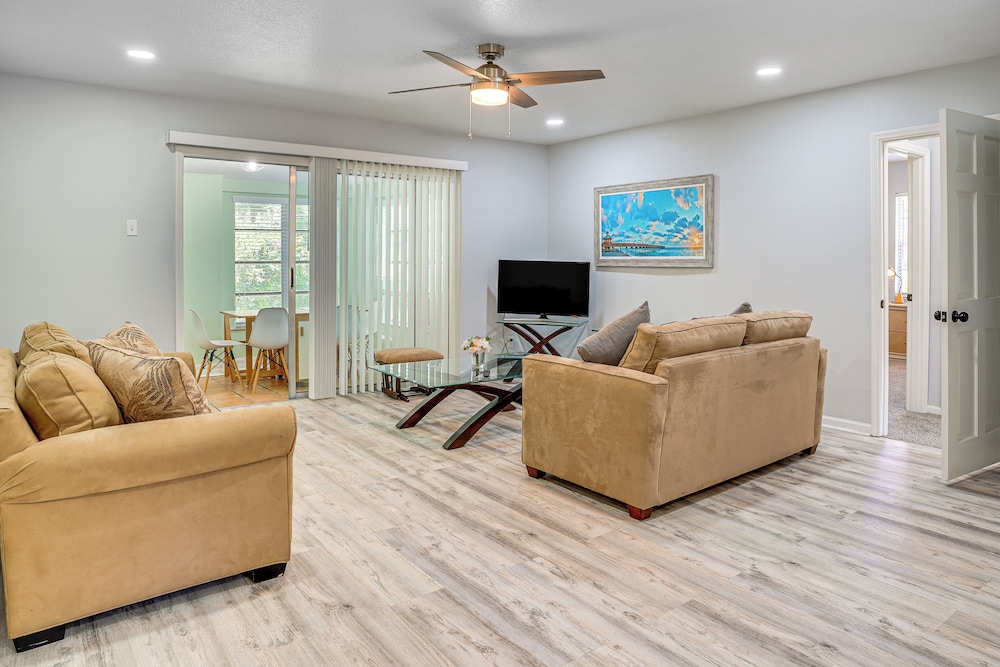 Group Getaway w/ Deck & Yard in Lakeland!