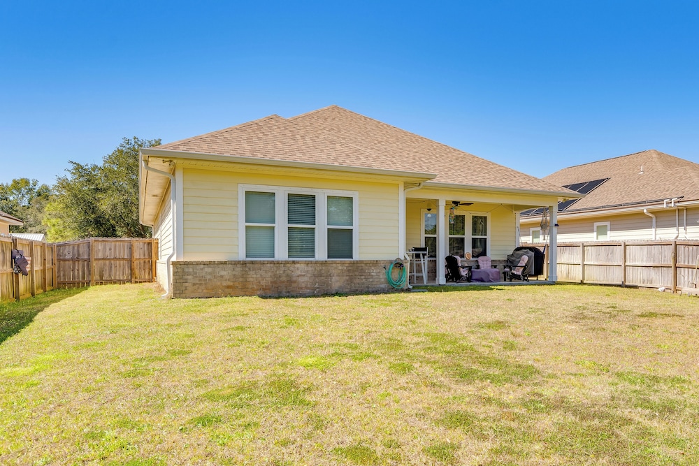 2 Mi to Beach: Bright Navarre Home w/ Fire Pit!