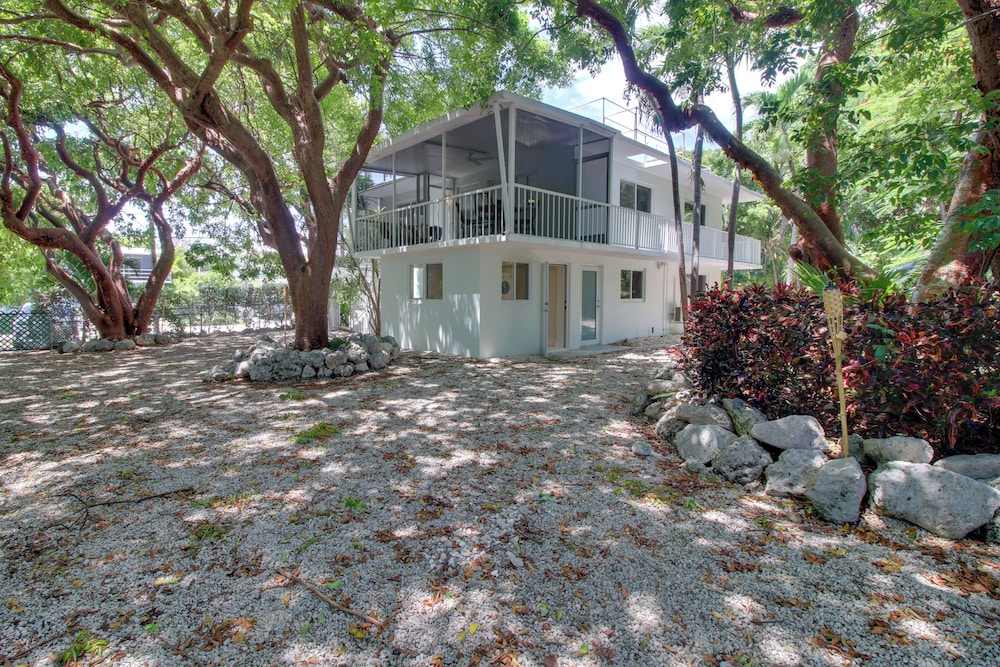 Steps to Gulf: Sleek Top-floor Apt in Tavernier!