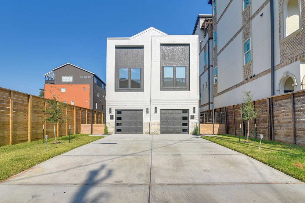 East Downtown Walkability! Modern Houston Townhome