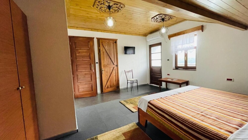 Denis - Private Rooms Guesthouse Gjirokastra