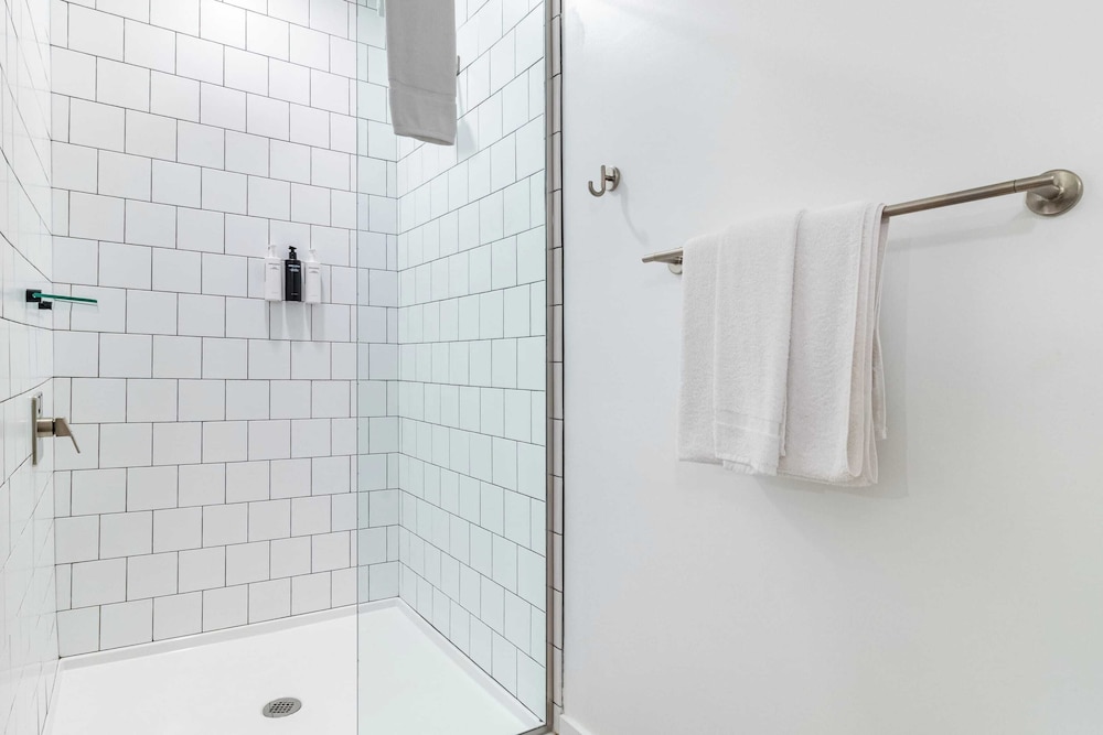 Dual Bachelor Pads w/ Rooftop Lounge & Games Sleeps 26 5 Min to Broadway