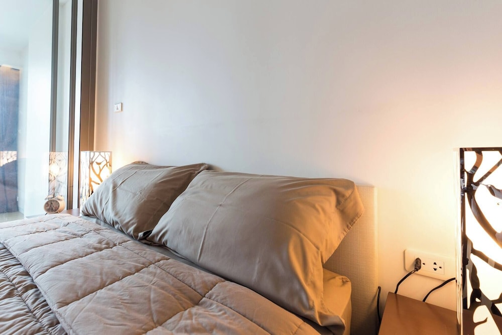 S39- 1 Bedroom Downtown Apt With Balcony and Pool