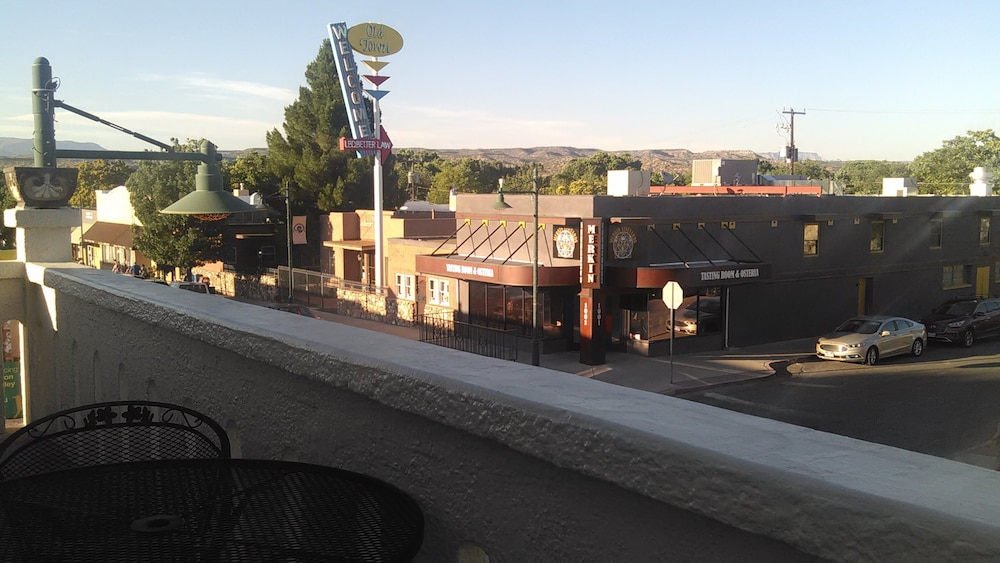 Cottonwood Hotel