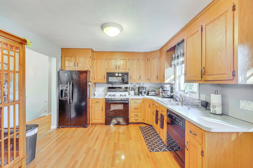 Pool, Deck & Grill: Spacious Apt in Naugatuck!