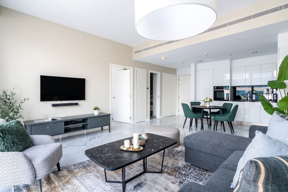 Silkhaus Stylish Modern Pad Gym Pool Access